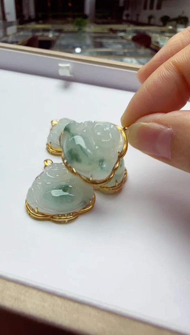 颈饰18K金镶嵌翡翠多样性发其一