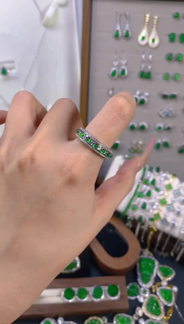 银S925镶嵌戒指翡翠多样性