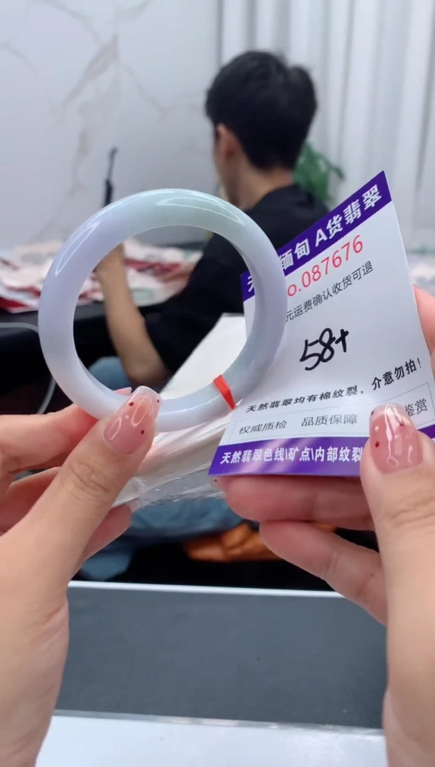 未镶嵌手镯翡翠有纹，完美者勿拍
