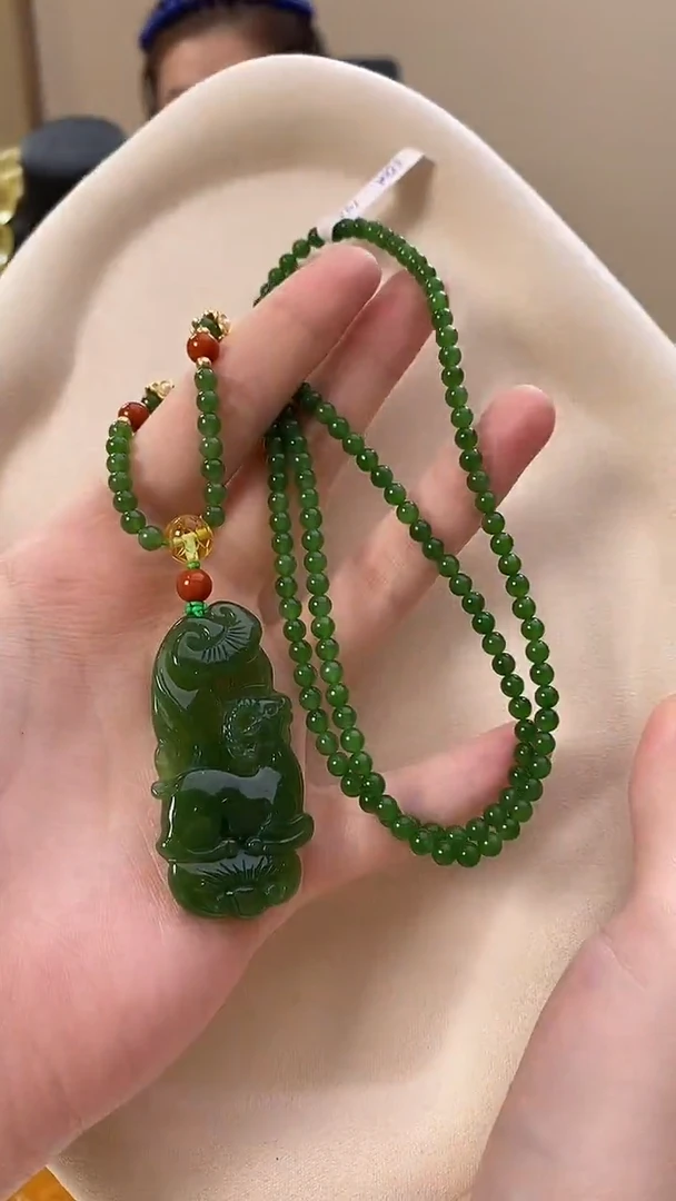 颈饰未镶嵌和田玉（碧玉）吊坠