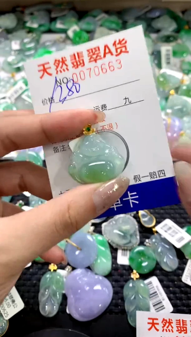 颈饰18K金镶嵌翡翠1111111111111111
