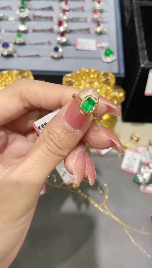 戒指18K金镶嵌祖母绿戒指