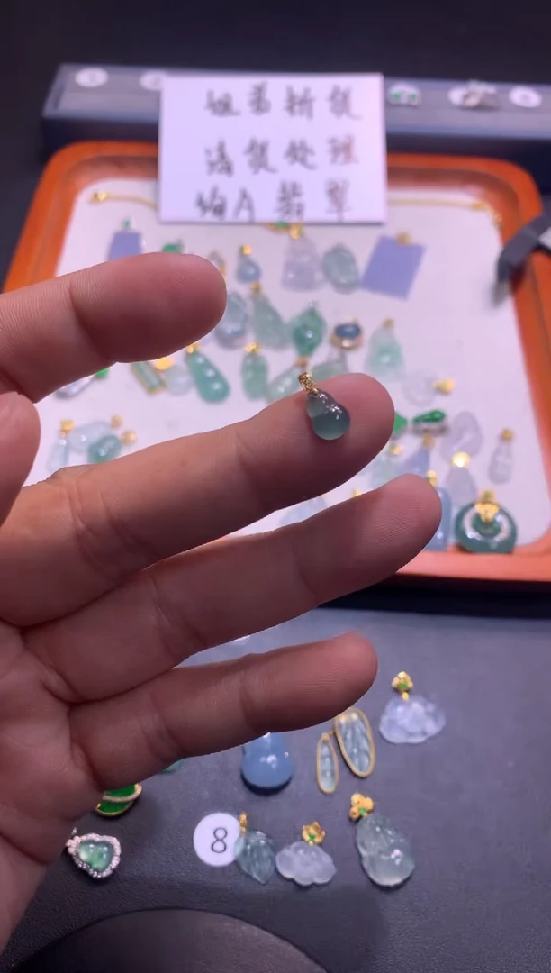 【闪购商品】翡翠吊坠(不含链)18K金镶嵌1