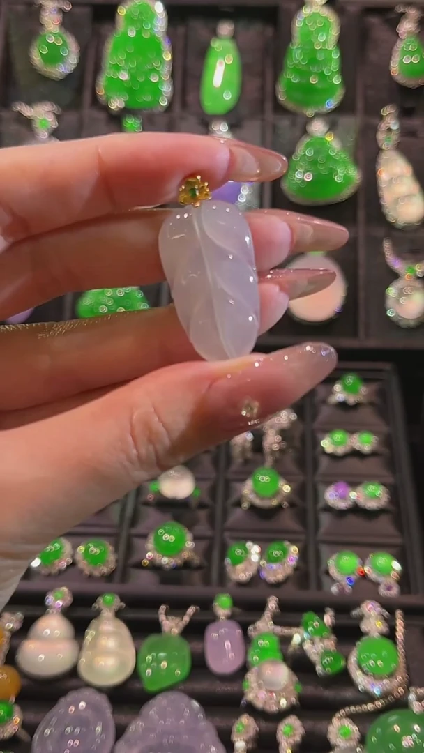 颈饰18K金镶嵌翡翠吊坠