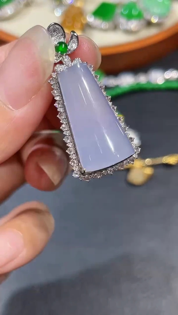 颈饰18K金镶嵌翡翠吊坠