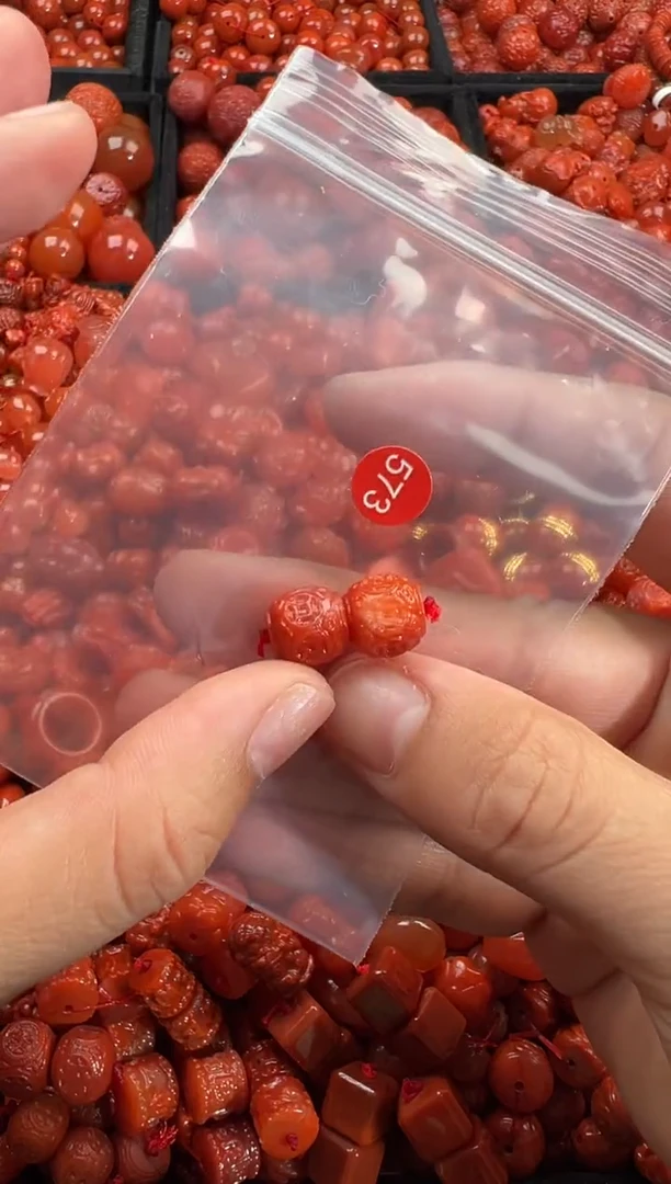 南红玛瑙未镶嵌颈饰1