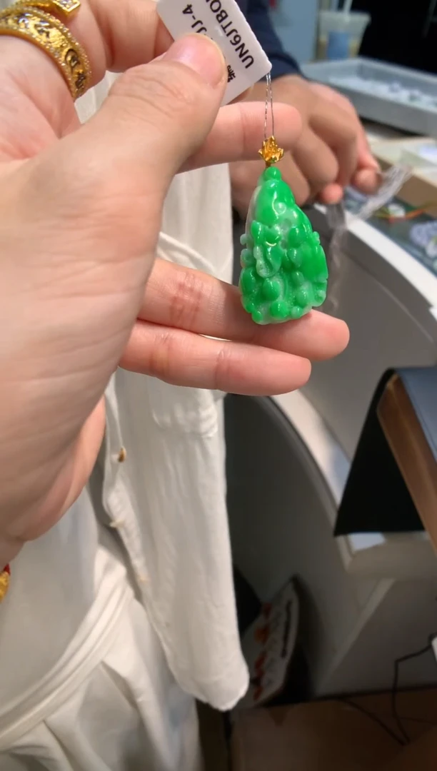 颈饰18K金镶嵌翡翠白菜