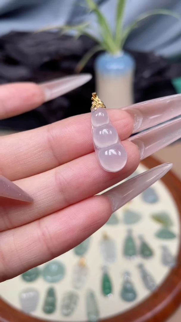 翡翠18K金镶嵌颈饰豆子