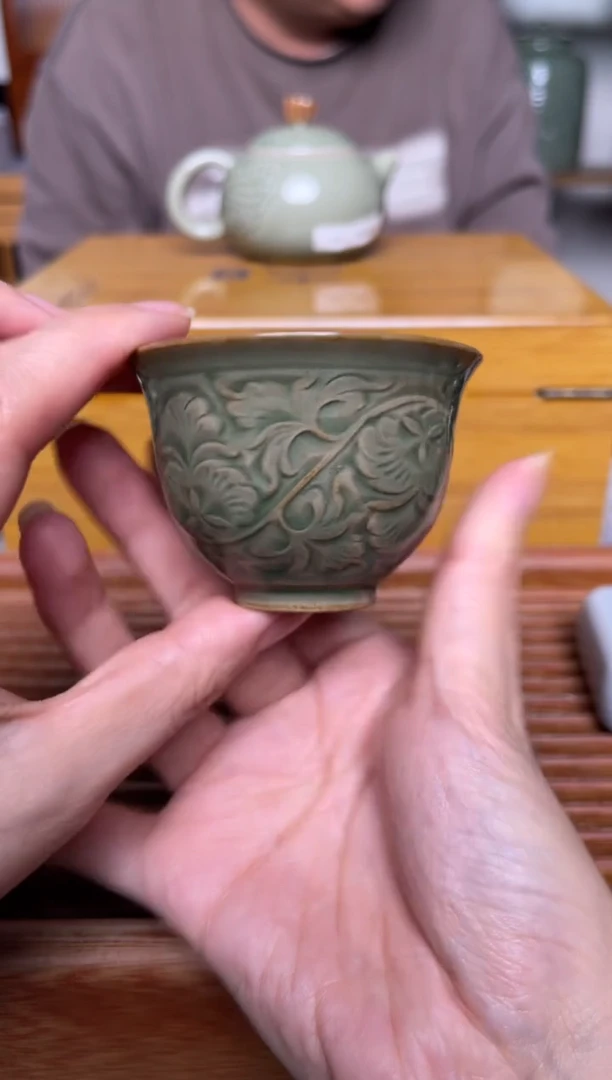 陶瓷秘色牡丹纹铃铛杯