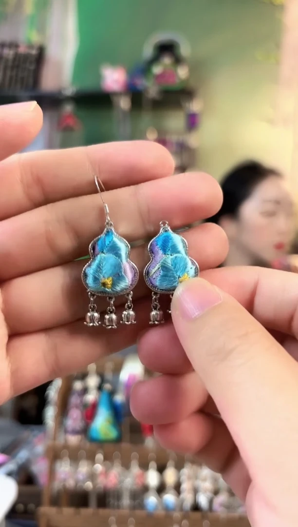 彩云南阁非遗老绣饰品506*