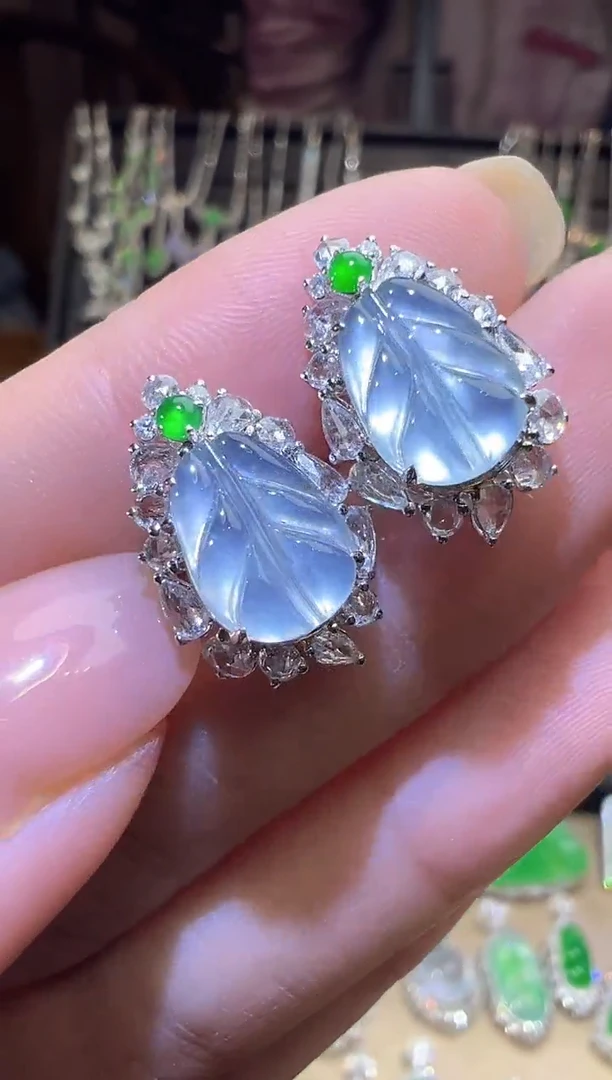 18K金镶嵌翡翠耳饰叶子