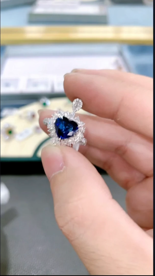 戒指蓝宝石18K金镶嵌·