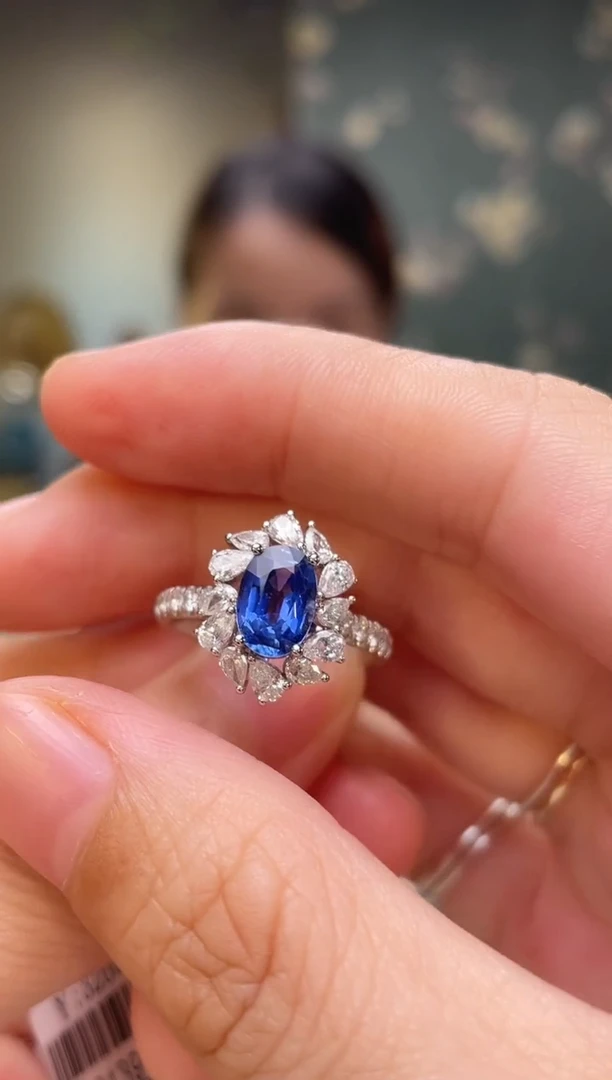 戒指蓝宝石18K金镶嵌无烧矢车菊主石：1.58ct