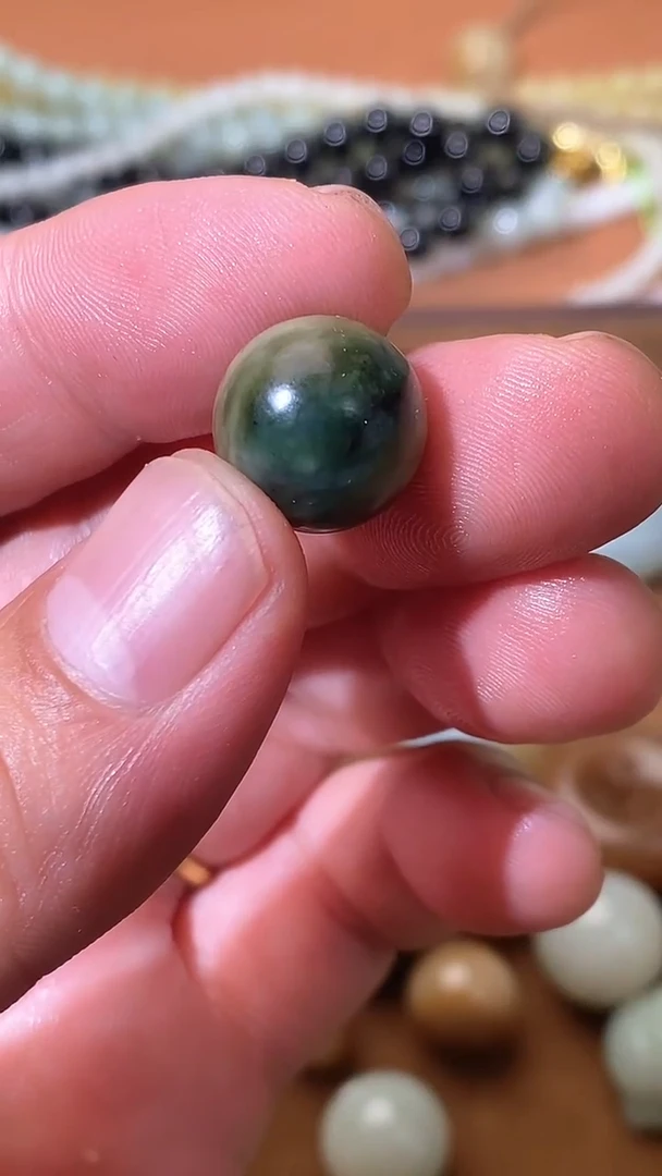 和田玉未镶嵌颈饰藏料单珠（小瑕疵）