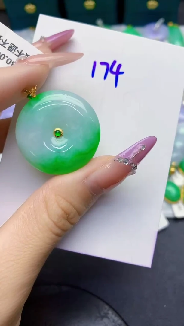 颈饰18K金镶嵌翡翠缅甸天然翡翠A货