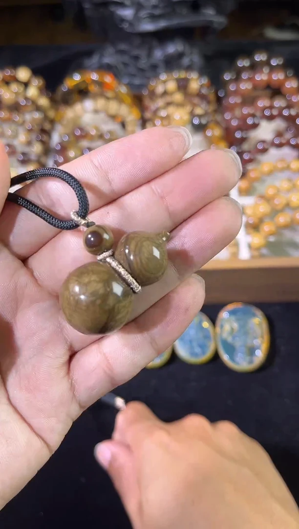 琥珀颈饰未镶嵌开片纹根珀葫芦吊坠