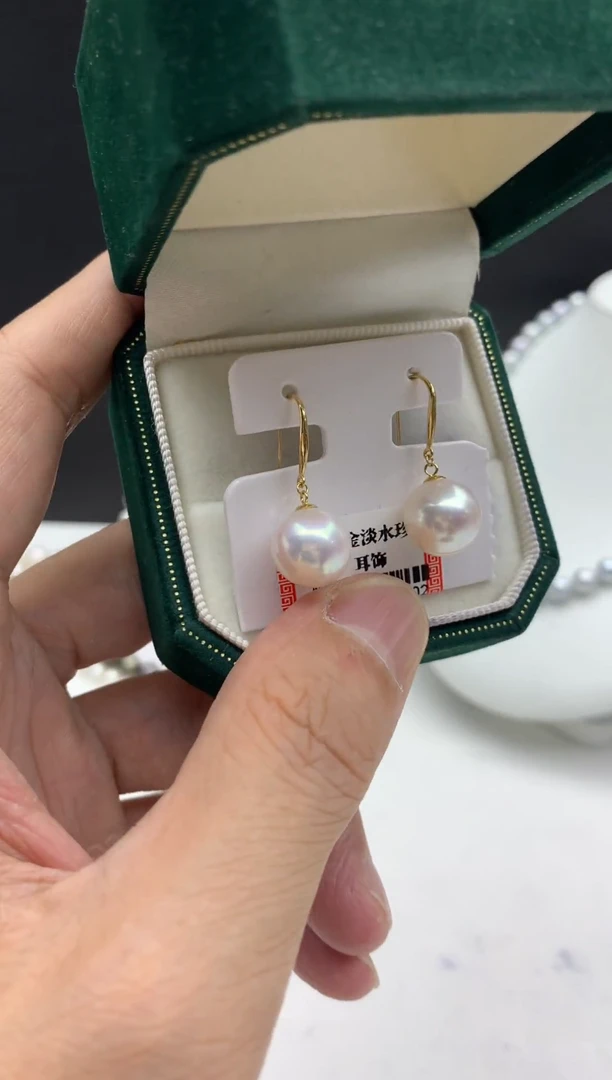 18K金镶嵌FF淡水珍珠白珠耳饰