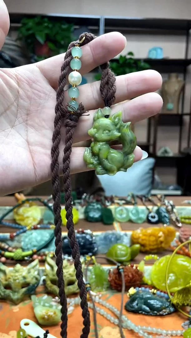 未镶嵌岫玉颈饰·1