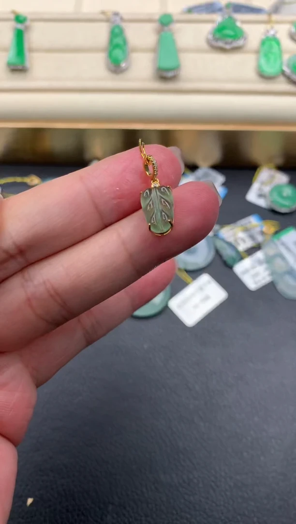 翡翠18K金镶嵌颈饰A282