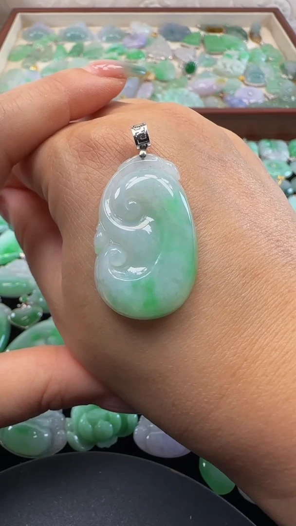 吊坠(不含链)18K金镶嵌翡翠如意