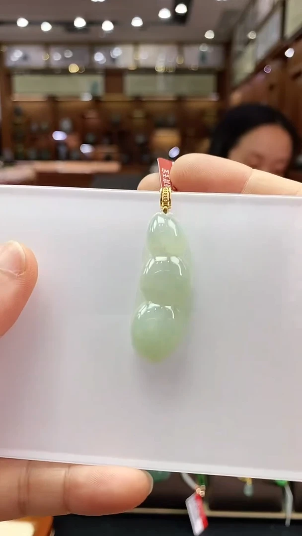 翡翠18K金镶嵌颈饰福豆