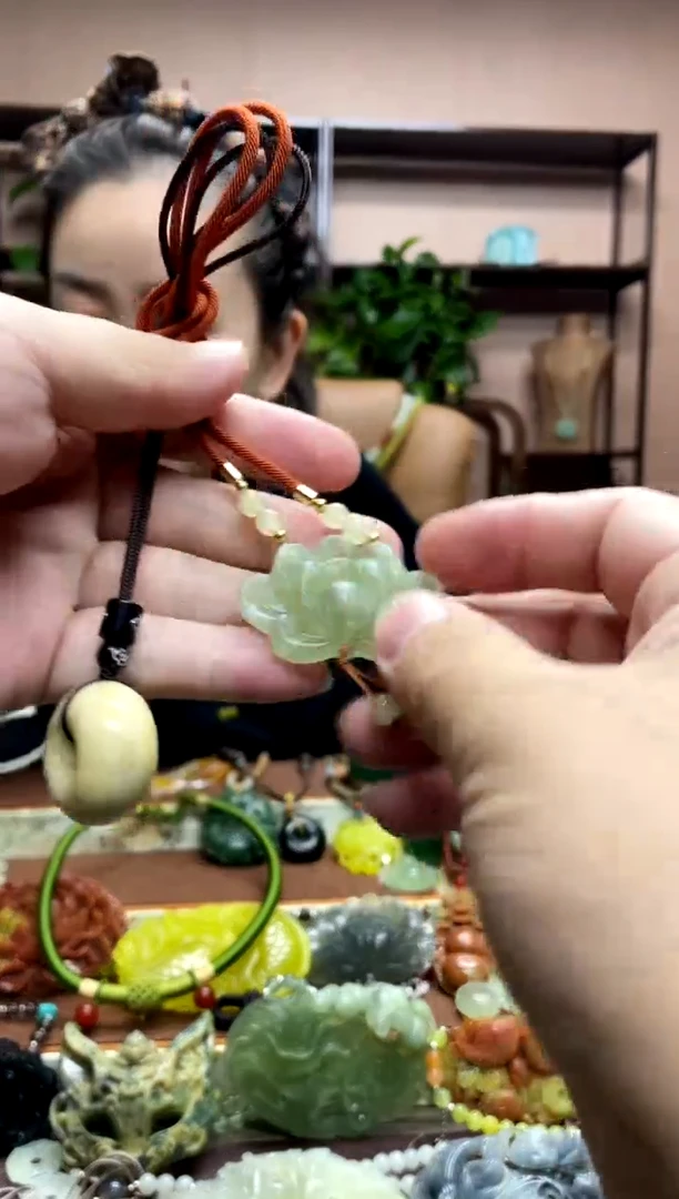 未镶嵌岫玉颈饰·