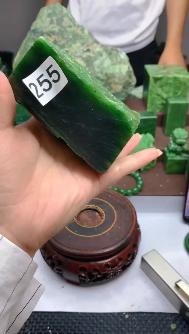 和田玉（碧玉）未镶嵌珠宝半成品255