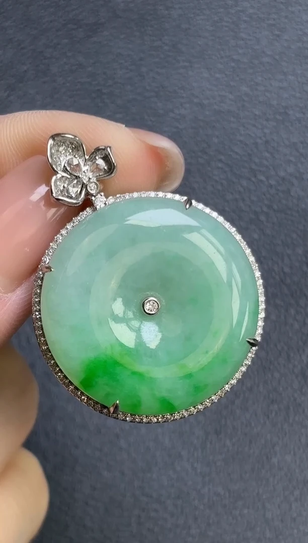 颈饰18K金镶嵌翡翠平安扣