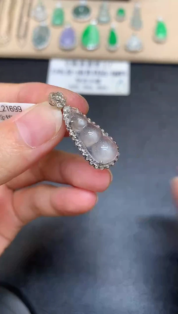 颈饰18K金镶嵌翡翠福豆【无服务费