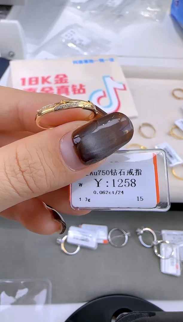 【闪购商品】钻石戒指/指环18K金镶嵌113000