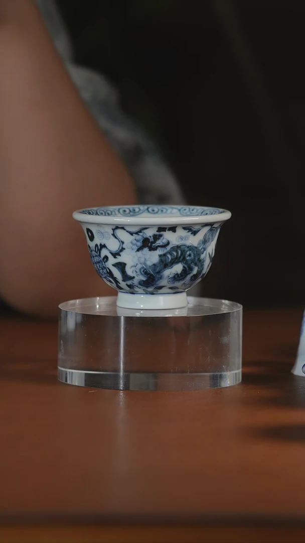 元青花双狮压手杯
