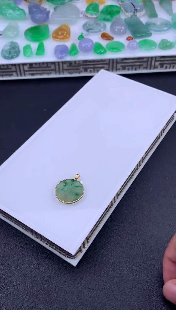 颈饰18K金镶嵌翡翠静**云翡翠