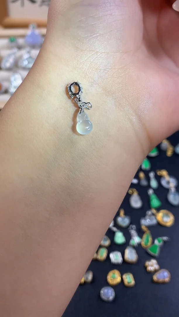 颈饰18K金镶嵌翡翠立体葫芦