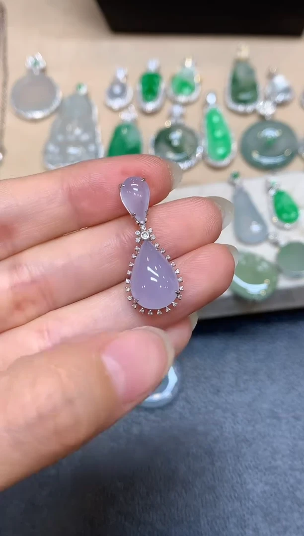 颈饰18K金镶嵌翡翠水滴【无服务费