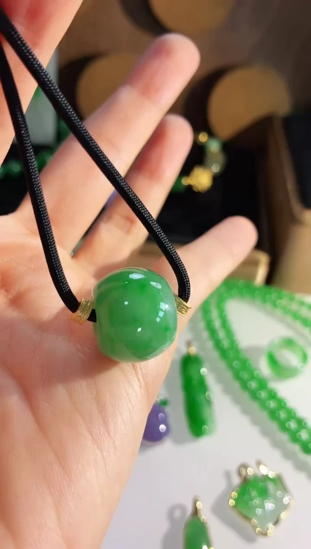 颈饰未镶嵌翡翠吊坠