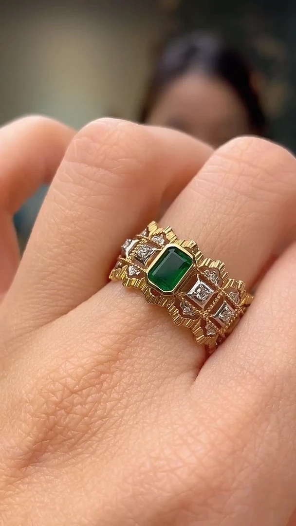 18K金镶嵌戒指祖母绿斯瓦特主石：0.53ct