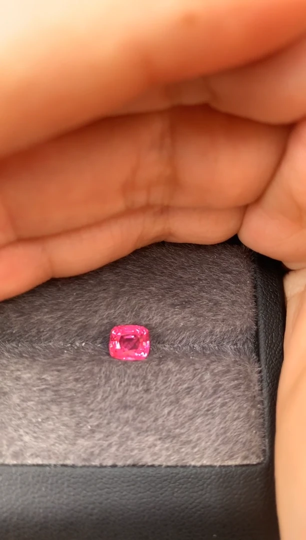 未镶嵌裸石定制尖晶石枕型 热粉色调 1.40ct