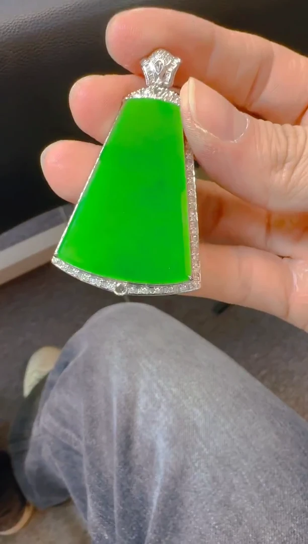 吊坠(赠链)18K金镶嵌翡翠天然A货翡翠