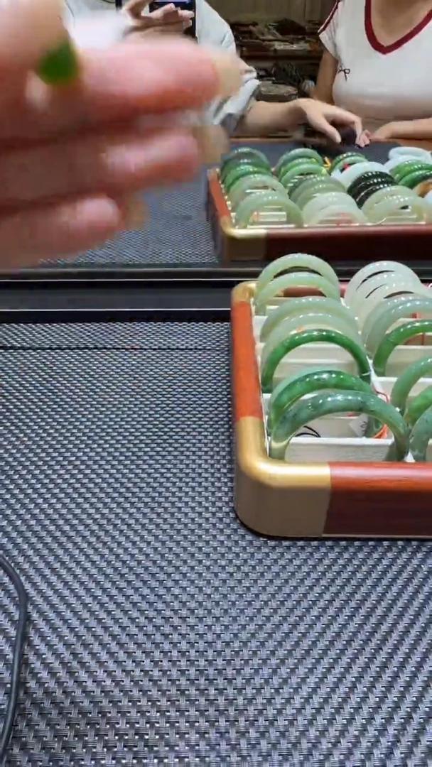 颈饰18K金镶嵌和田玉耳饰一对