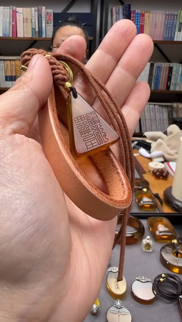 【闪购商品】琥珀颈饰未镶嵌利见大人吊坠