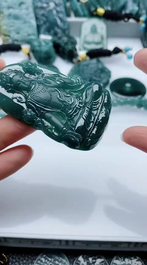 颈饰未镶嵌翡翠