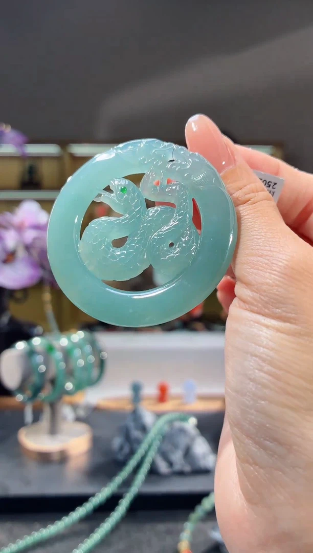 吊坠(不含链)未镶嵌翡翠蛇牌
