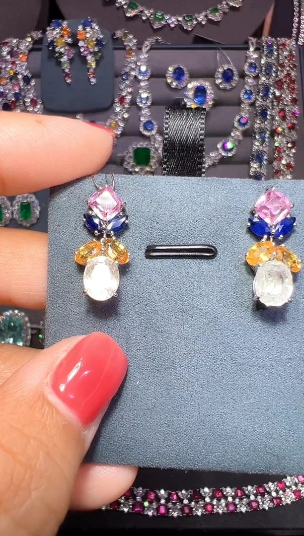 耳钉彩色蓝宝石18K金镶嵌