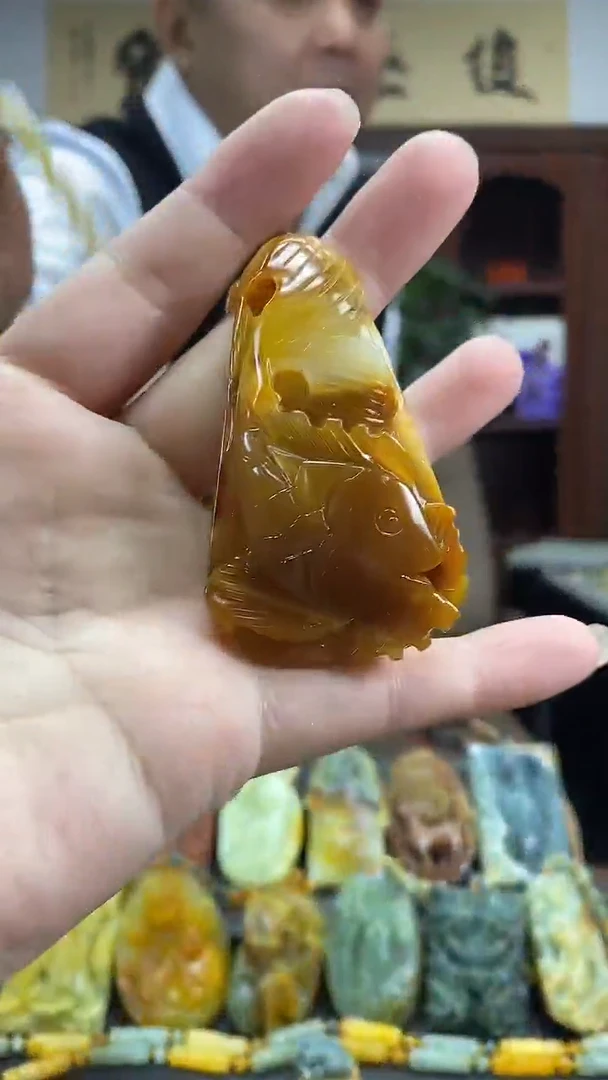 未镶嵌蛇纹石玉挂件鱼