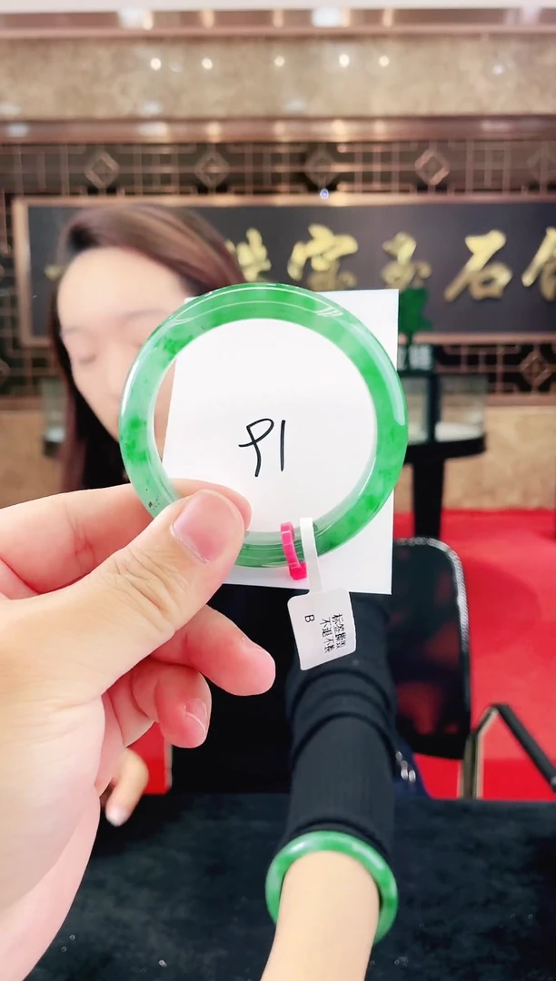 未镶嵌手镯石英质玉（非洲翠）微瑕一经发货运费不退介意勿拍