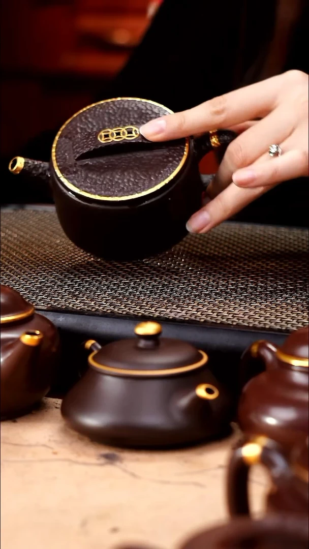 茶壶紫砂四号井茄皮紫泥描金锤纹汉瓦170cc