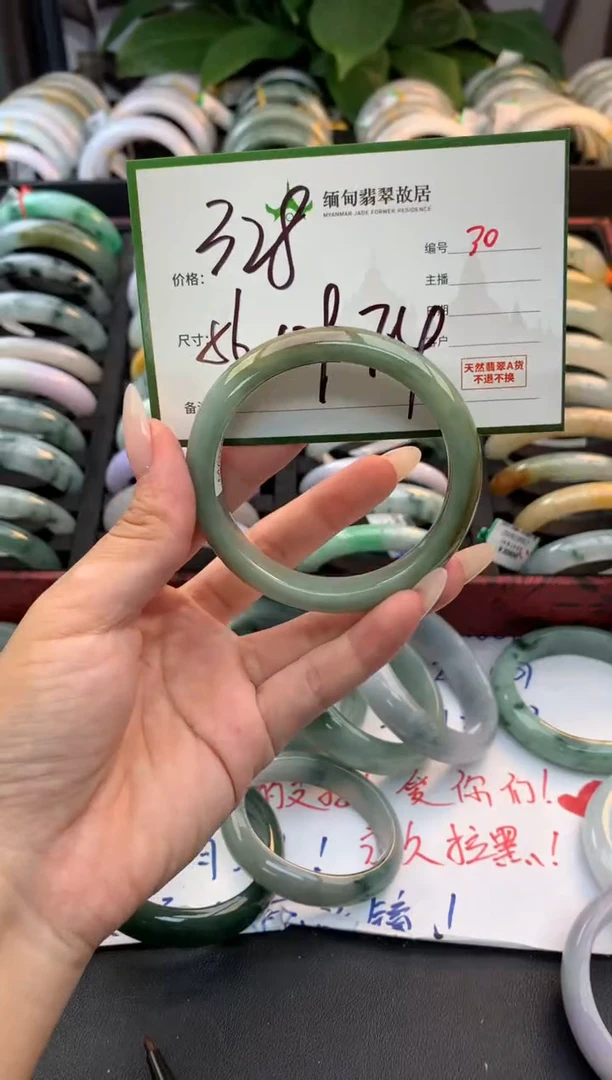 未镶嵌定制翡翠毛货需精细抛光+多人