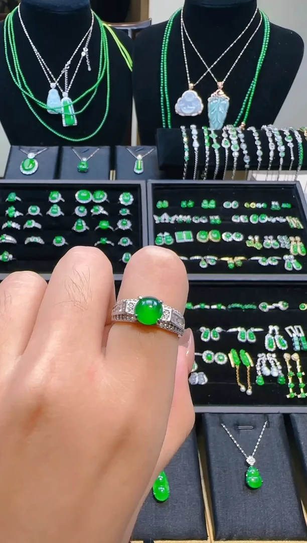 颈饰银S925镶嵌翡翠绚**生蛋面戒指