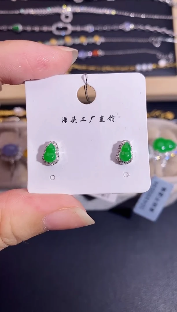 颈饰18K金镶嵌翡翠耳钉