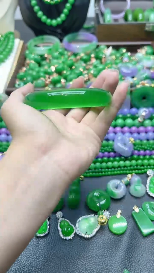 颈饰未镶嵌翡翠绿手镯